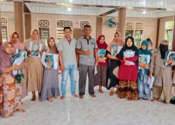 Sambut Hari Raya Pemerintahan Desa Matang Ceubrek Bagikan Peralatan Sholat Kepada Warga