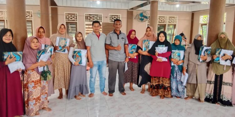 Sambut Hari Raya Pemerintahan Desa Matang Ceubrek Bagikan Peralatan Sholat Kepada Warga