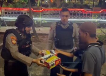 Sambil Patroli, Personel Samapta Polres Langsa Bagikan Nasi Sahur Gratis Kepada Masyarakat