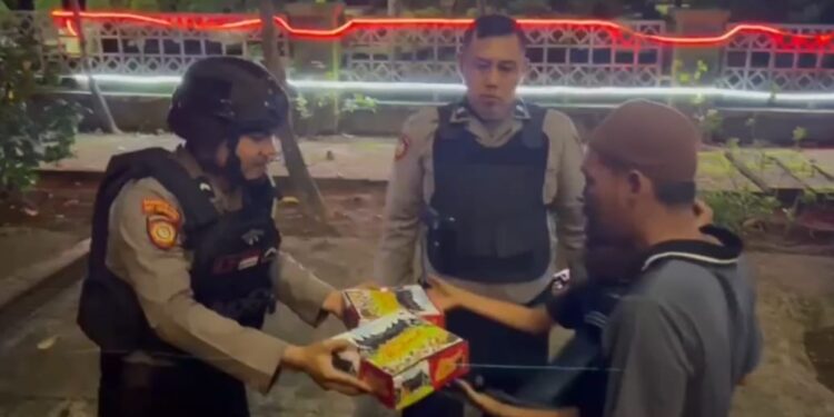 Sambil Patroli, Personel Samapta Polres Langsa Bagikan Nasi Sahur Gratis Kepada Masyarakat