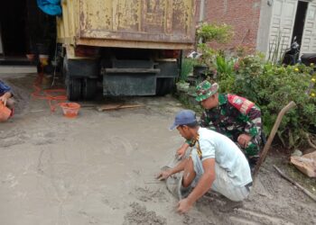 Wujud Kepedulian, Babinsa Koramil 03/Pegasing Bantu Cor Halaman Rumah Warga