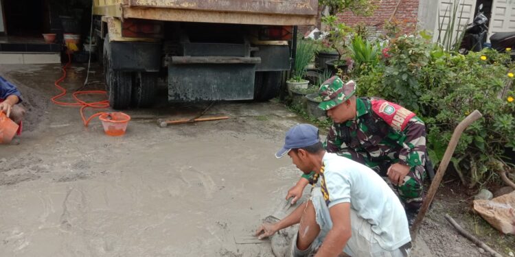 Wujud Kepedulian, Babinsa Koramil 03/Pegasing Bantu Cor Halaman Rumah Warga
