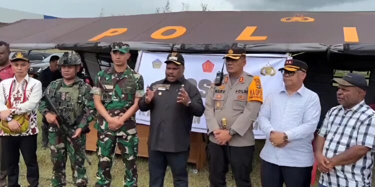 Bupati Yahukimo Bantah Isu Keterlibatan TNI-Polri jadi Guru dan Nakes, Siap Mundur jika Terbukti