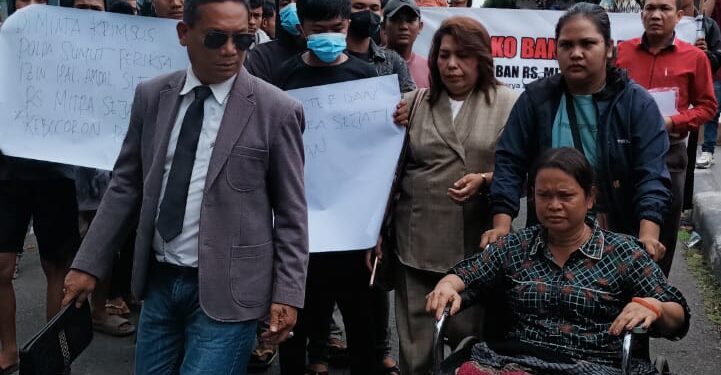 Gunakan Kursi Roda, Korban Dugaan Malpraktek RS Mitra Sejati Minta Kapoldasu Tindaklanjuti Laporannya