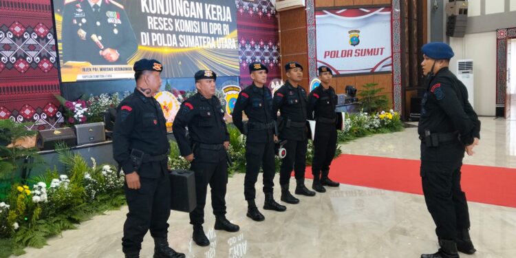 Tim Jibom KBR Detasemen Gegana Brimob Polda Sumut Lakukan Sterilisasi Kunjungan Kerja Komisi III DPR RI