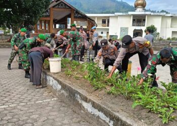 Sinergitas TNI – Polri Bersihkan Masjid, Jelang Hari Raya Idul Fitri 1446 H