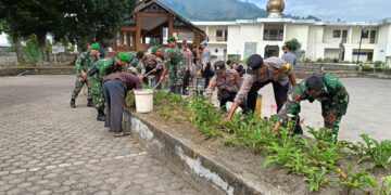 Sinergitas TNI – Polri Bersihkan Masjid, Jelang Hari Raya Idul Fitri 1446 H