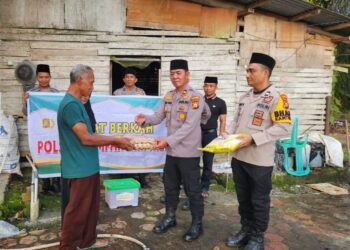 Jumat Berkah, Polsek Kampar Kiri Hilir Berbagi Bansos Kepada Warga Kurang Mampu