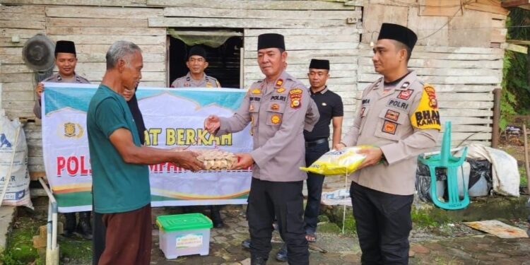 Jumat Berkah, Polsek Kampar Kiri Hilir Berbagi Bansos Kepada Warga Kurang Mampu