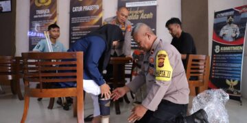 Jelang Lebaran Kapolres Langsa Serahkan Dua Kaki Palsu Gratis 