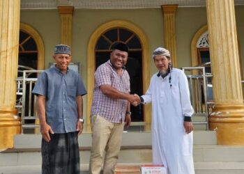 Kapolsek Rundeng AKP Fajar Harapan Berbagi Menjelang Hari Raya Idul Fitri