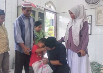 Berkah Ramadan, Pj Geuchik Sungai Pauh Firdaus Belanja Pakaian Lebaran Bersama 10 Anak Yatim