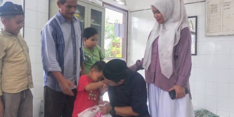 Berkah Ramadan, Pj Geuchik Sungai Pauh Firdaus Belanja Pakaian Lebaran Bersama 10 Anak Yatim