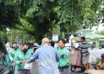 Semarak Ramadan On The Road, Bapas Pangkalpinang Berbagi Takjil 