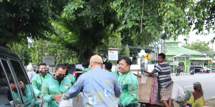 Semarak Ramadan On The Road, Bapas Pangkalpinang Berbagi Takjil 