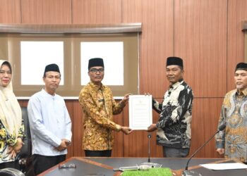 Pj Walikota Langsa Serahkan SK Direktur dan Dewas Perumda AM Tirta Keumuning 