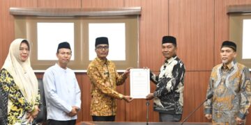 Pj Walikota Langsa Serahkan SK Direktur dan Dewas Perumda AM Tirta Keumuning 