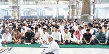 Pj Walikota dan Wakil Walikota Langsa Terpilih Shalat Idul Fitri di Masjid Agung Darul Fallah