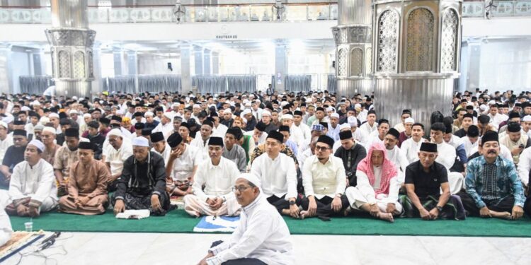 Pj Walikota dan Wakil Walikota Langsa Terpilih Shalat Idul Fitri di Masjid Agung Darul Fallah