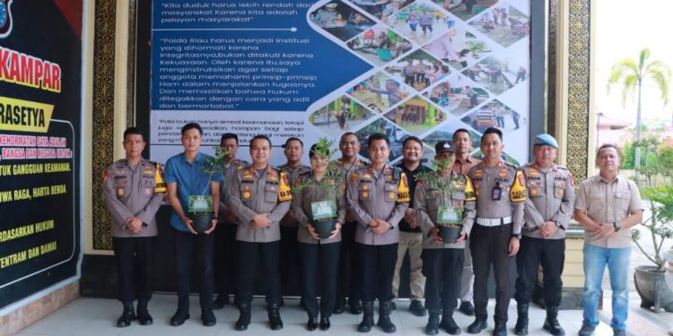 Kapolres Kampar Beri Kado Di HUT Personil, Bibit Pohon Untuk Kelestarian Alam Dan Rawat Marwah Budaya