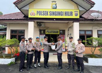 Dukungan Penghijauan, Kapolsek Singingi Hilir Berikan Bibit Pohon Kepada Anggota Berulang Tahun