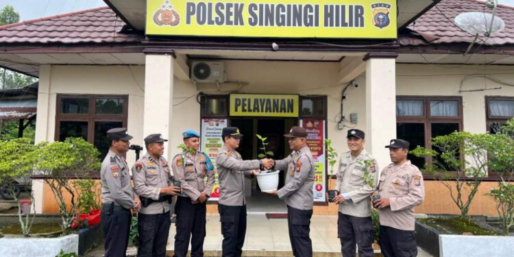 Dukungan Penghijauan, Kapolsek Singingi Hilir Berikan Bibit Pohon Kepada Anggota Berulang Tahun