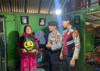 Polres Banyuasin Peduli, Bagikan Paket Sembako Kepada Warga Kurang Mampu