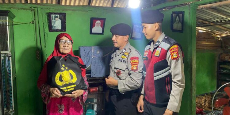 Polres Banyuasin Peduli, Bagikan Paket Sembako Kepada Warga Kurang Mampu