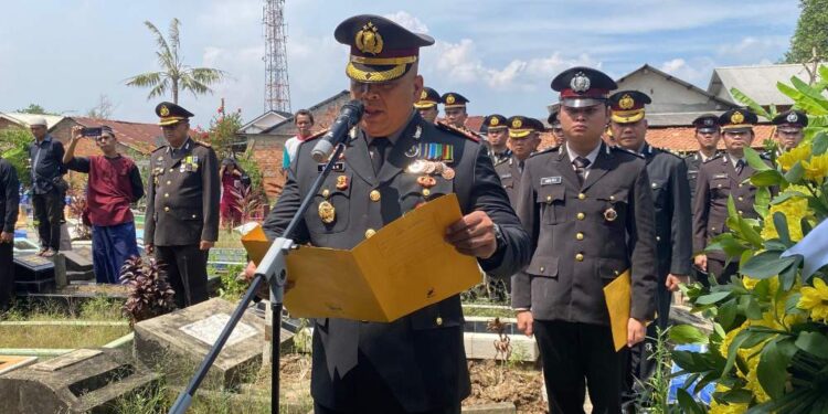 Kabid Propam Polda Sumsel Pimpin Upacara Pemakaman Almarhum Aipda Novian Rahmadi