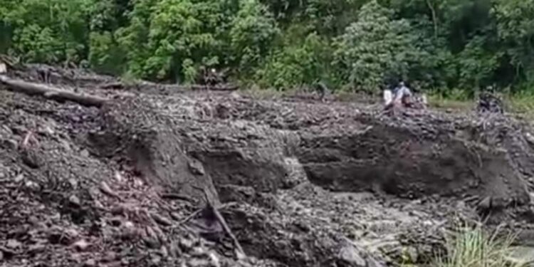 Banjir Bandang Dan Longsor Menghantam Jalan Menuju Samar Kilang Di Atu Kul 