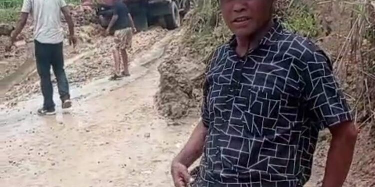 Longsor Juga Menghantam Jalan Samar Kilang Di Kampung Rusip