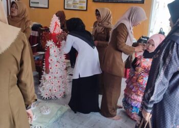 Siswa SD Negeri 12 Bebesen Mengikuti Perlombaan Fashion Show Busana Bahan Bekas