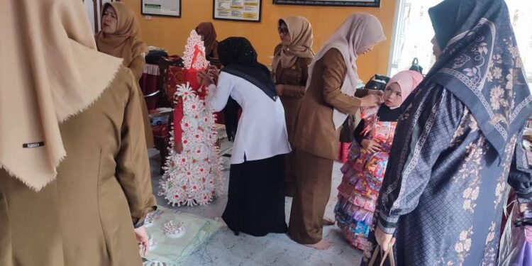 Siswa SD Negeri 12 Bebesen Mengikuti Perlombaan Fashion Show Busana Bahan Bekas