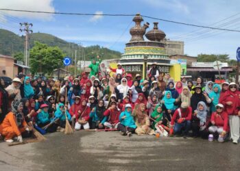 Jumat Bersih, Kabid PAUD/PNF Bersama MKKS PAUD/TK Aceh Tengah Gelar Gotong Royong 