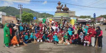 Jumat Bersih, Kabid PAUD/PNF Bersama MKKS PAUD/TK Aceh Tengah Gelar Gotong Royong 