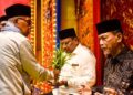Abu Paya Pasi Dan Abi Jafar Lueng Angen Peusijuk Bupati – Wakil Bupati Bireuen