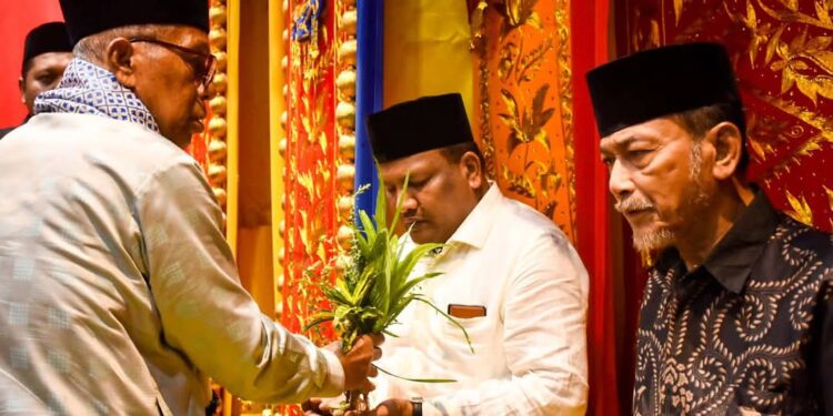 Abu Paya Pasi Dan Abi Jafar Lueng Angen Peusijuk Bupati – Wakil Bupati Bireuen