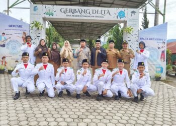 Pembina Upacara Di SMAN 8 Takengon, Syukri: Ingat Pengorbanan Orang Tua