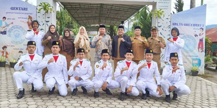 Pembina Upacara Di SMAN 8 Takengon, Syukri: Ingat Pengorbanan Orang Tua