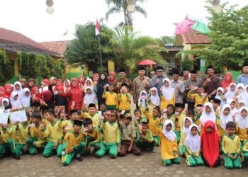 Wakil Bupati Muchsin Hasan Serahkan KIA, Sertifikat Khatam Dan 105 Alqur’an Di SDN 2 Bebesen