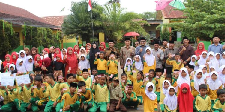 Wakil Bupati Muchsin Hasan Serahkan KIA, Sertifikat Khatam Dan 105 Alqur’an Di SDN 2 Bebesen