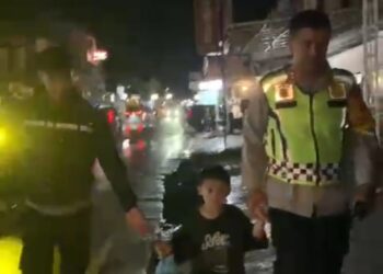 Dipertemukan Kapolres, Azza Yang Sempat Hilang Kembali Pada Keluarganya