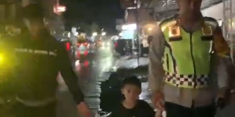 Dipertemukan Kapolres, Azza Yang Sempat Hilang Kembali Pada Keluarganya