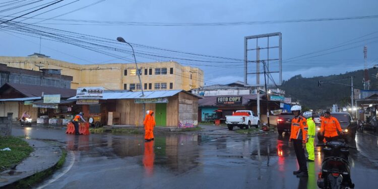 Dishub Aceh Tengah Berjibaku Mengatur Lalu Lintas Di Jalur Rawan Macet 