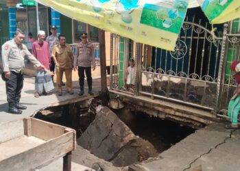 Jalan Poros Desa Ambruk, Polsek Sungsang Pasang Rambu – Rambu Peringatan