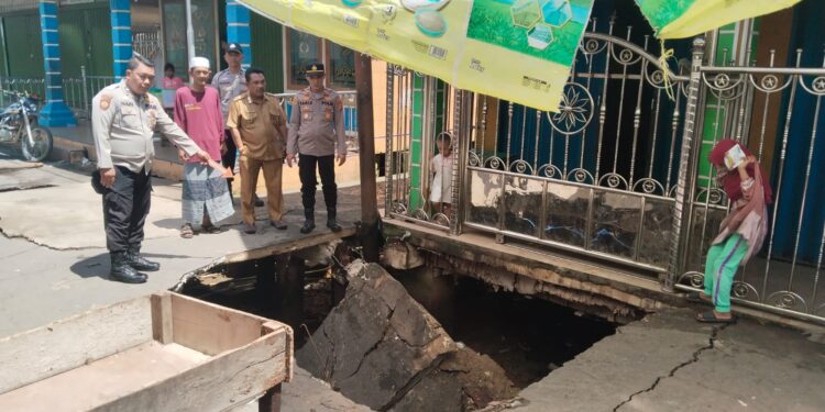 Jalan Poros Desa Ambruk, Polsek Sungsang Pasang Rambu – Rambu Peringatan