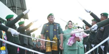 Pedang Pora Iringi Pelepasan Letkol Inf Tri Purwanto 