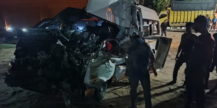 Mobil Hiace Hantam Truk Tronton, Satu Meninggal Satu Luka Berat dan Sembilan Luka Ringan