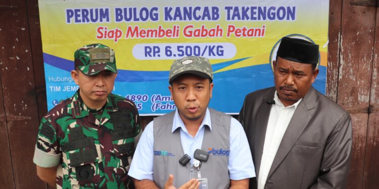 Dandim 0106/Ateng Raden Herman Sasmita Dampingi Bulog Serap Gabah Dari Petani