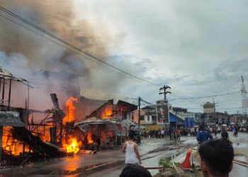 Kapolsek Idi Rayeuk Beserta Anggota Bantu Padamkan Kebakaran Enam Kios